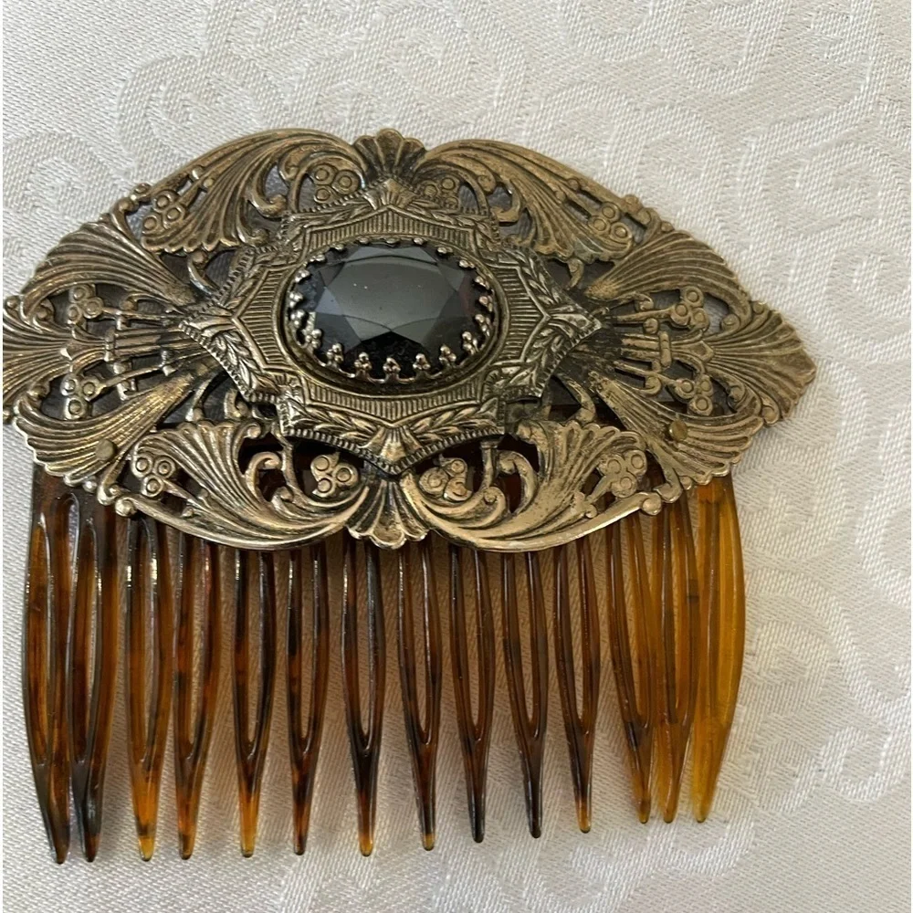 Vintage women’s : Hair Accessory made of brass and a stone on the center.